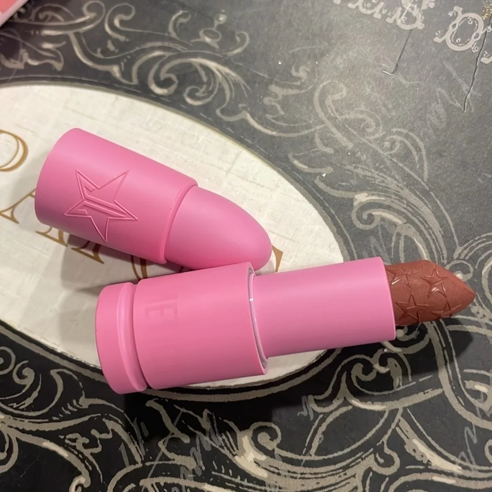 Jeffree Star Velvet Trap Lipstick In‎ The Color Man down